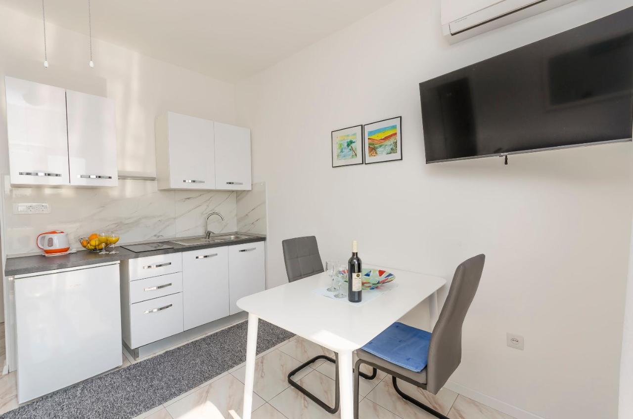 Apartments And Rooms On The Beach Vodice Bagian luar foto