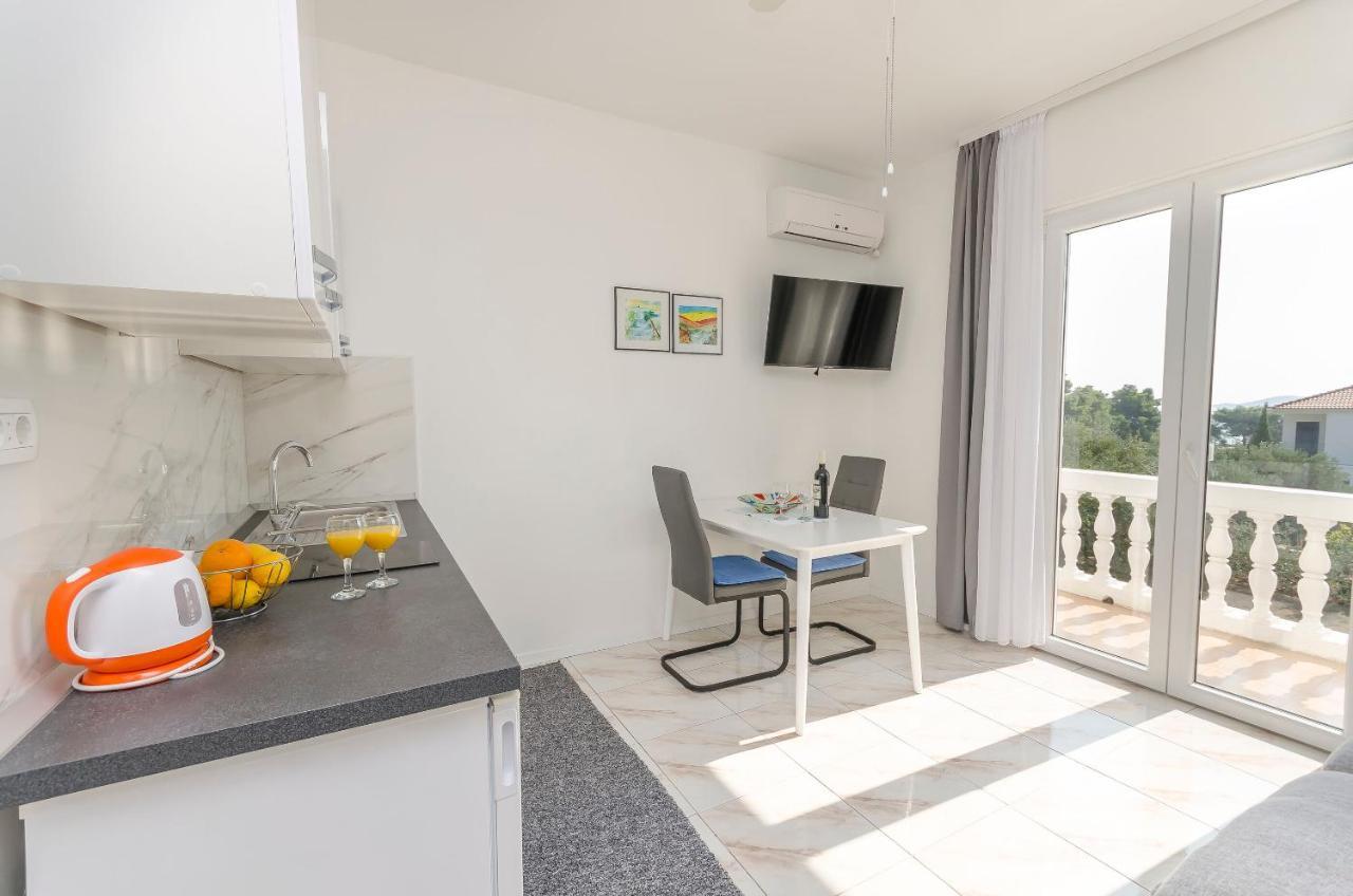 Apartments And Rooms On The Beach Vodice Bagian luar foto