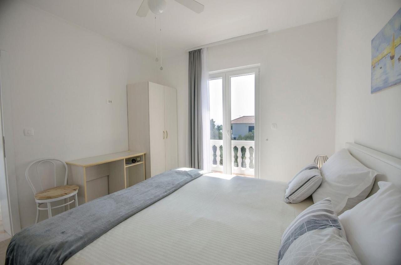 Apartments And Rooms On The Beach Vodice Bagian luar foto
