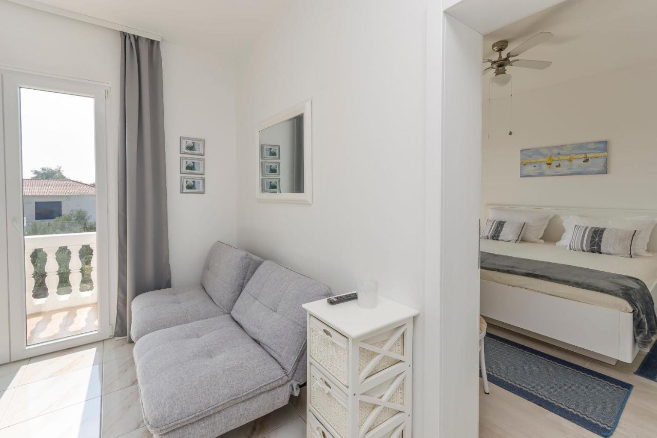 Apartments And Rooms On The Beach Vodice Bagian luar foto