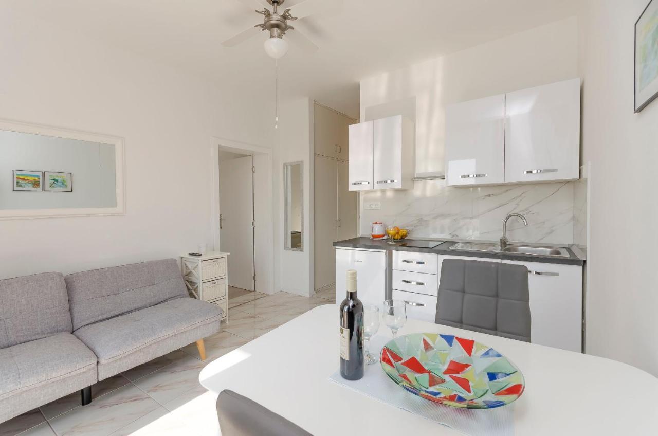 Apartments And Rooms On The Beach Vodice Bagian luar foto