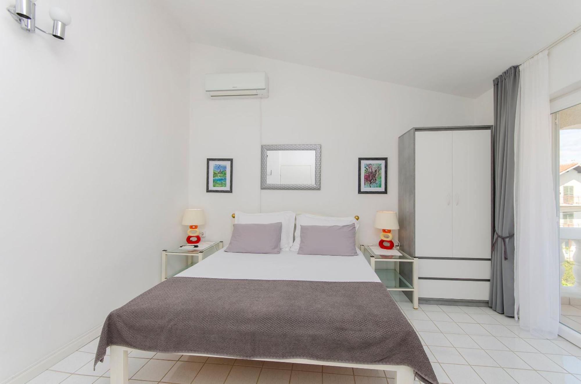 Apartments And Rooms On The Beach Vodice Bagian luar foto