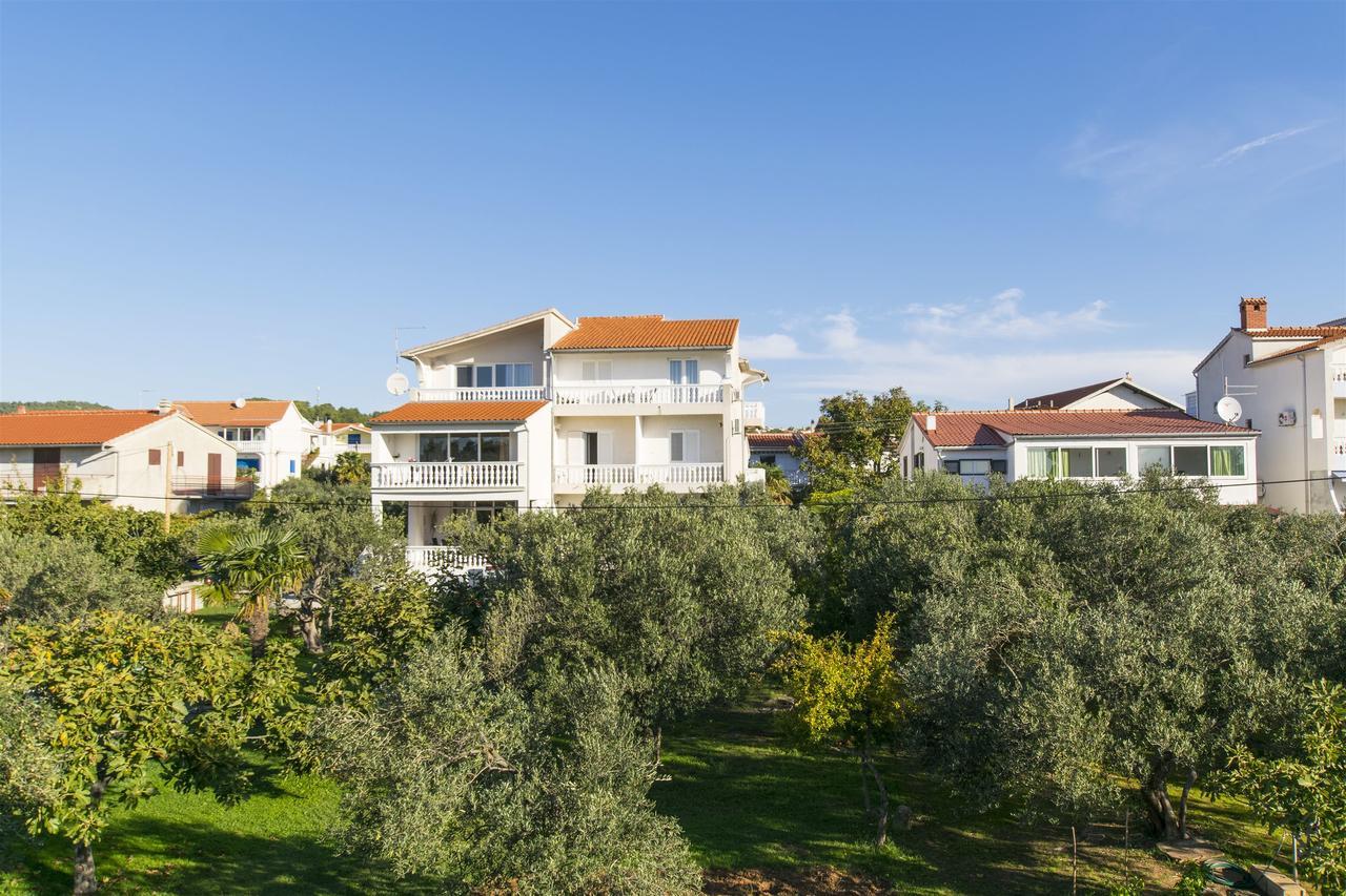 Apartments And Rooms On The Beach Vodice Bagian luar foto